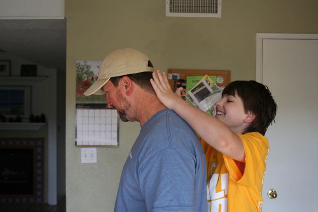 TIP: Make putting on sunscreen a family affair