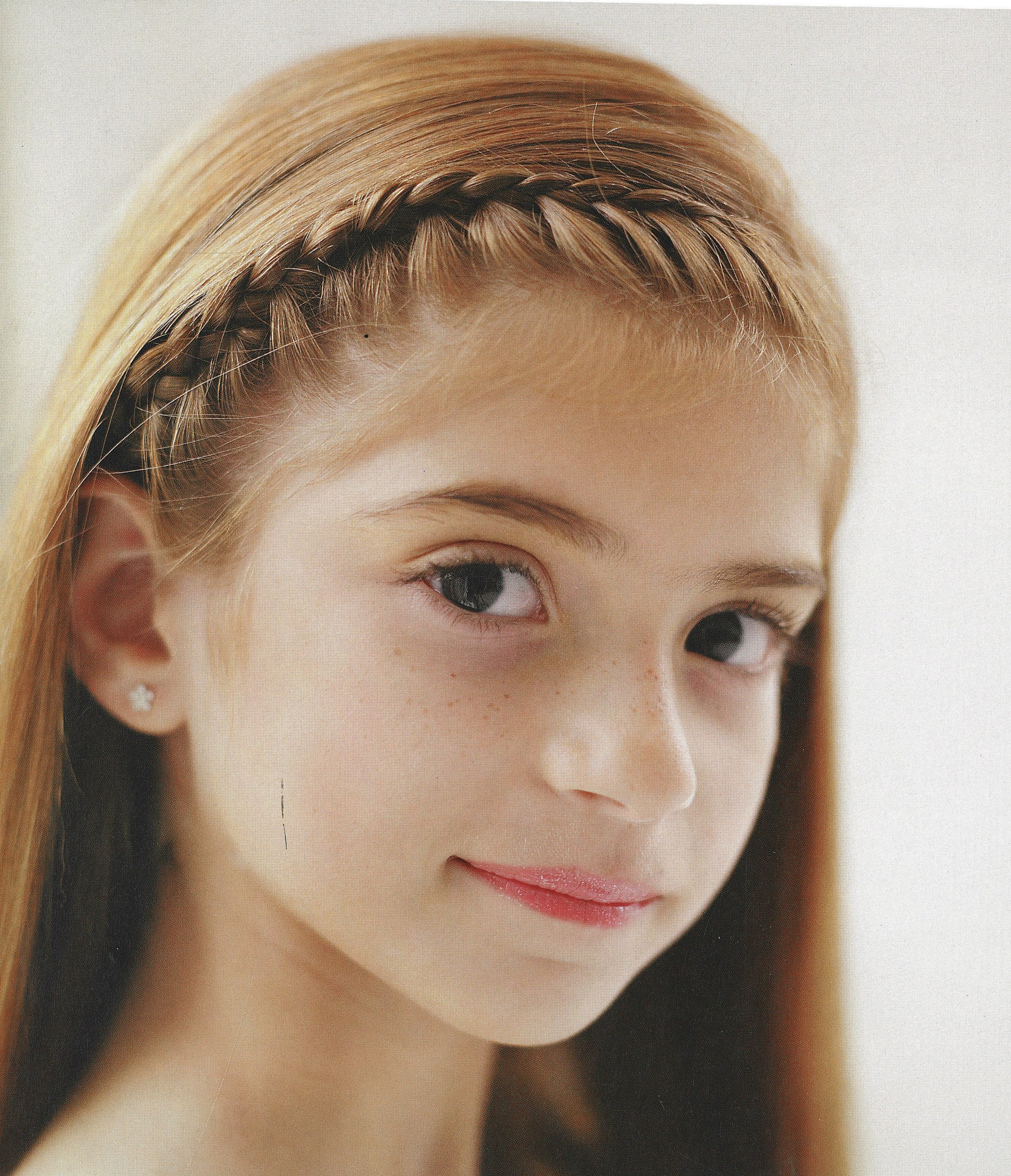 Прическа в школу 12 лет. Прически для девочек. Красивые причёски для девочек. Прическа для подростка девочки. Прически для волос для девочек.